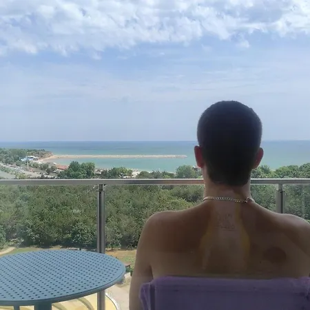 Blooming By The Sea - Cu Frontala Spre Mare