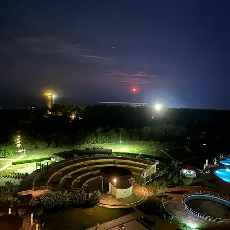 Blooming By The Sea - Cu Frontala Spre Mare 4*