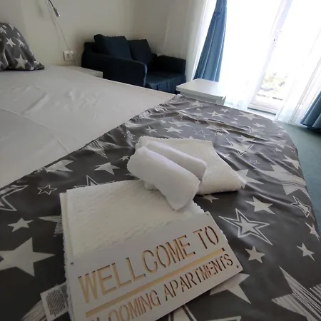 Blooming By The Sea - Cu Frontala Spre Mare Apartmanhotel 4*