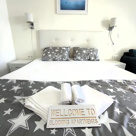 Blooming By The Sea - Cu Frontala Spre Mare Apartmanhotel 4*