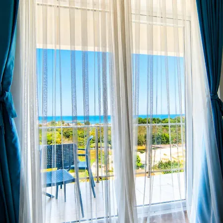 Blooming By The Sea - Cu Frontala Spre Mare Apartmanhotel 4*
